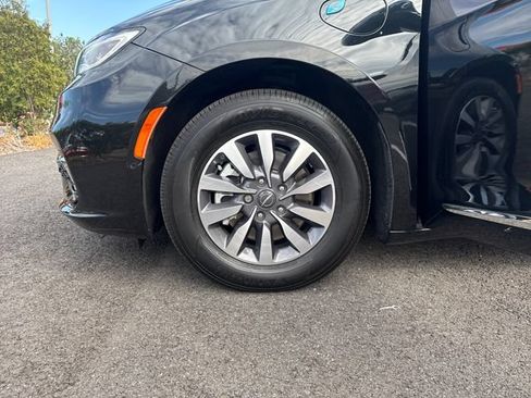 Used 2023 Chrysler Pacifica Limited w/ Uconnect Theater Family Group FWD image 27