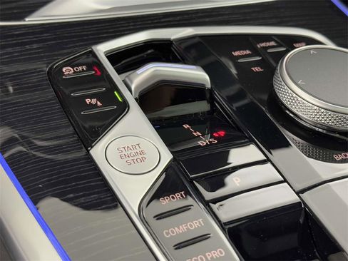 Used 2025 BMW X7 M60i w/ Climate Comfort Package image 28