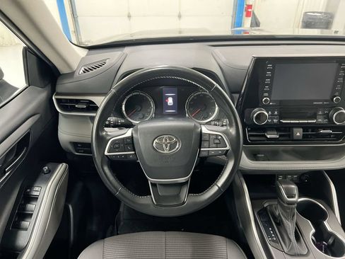 Used 2022 Toyota Highlander LE AWD/4WD image 11