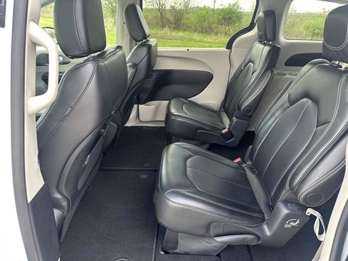Used 2024 Chrysler Pacifica Touring-L FWD image 14
