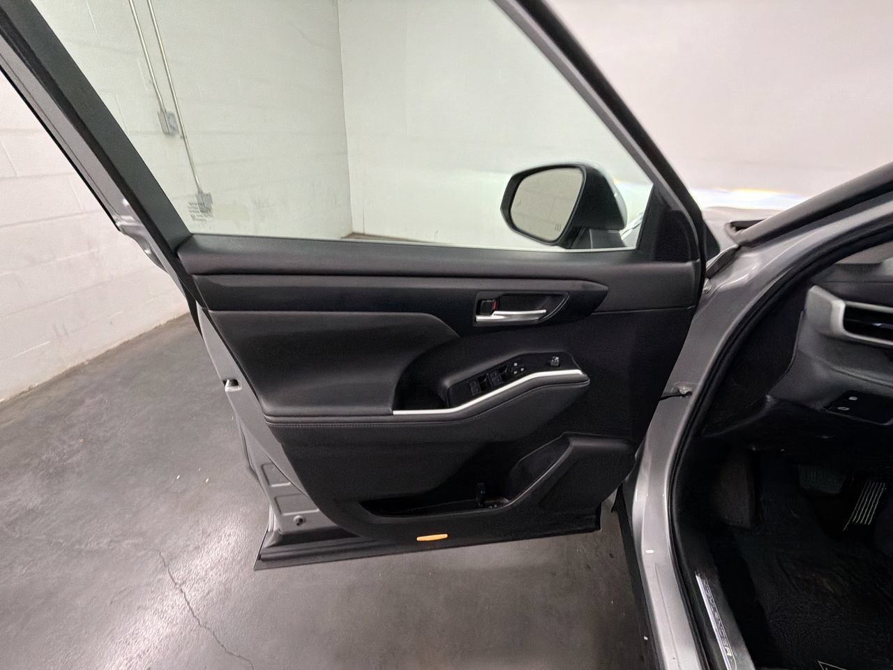 Used 2023 Toyota Highlander XLE FWD image 21