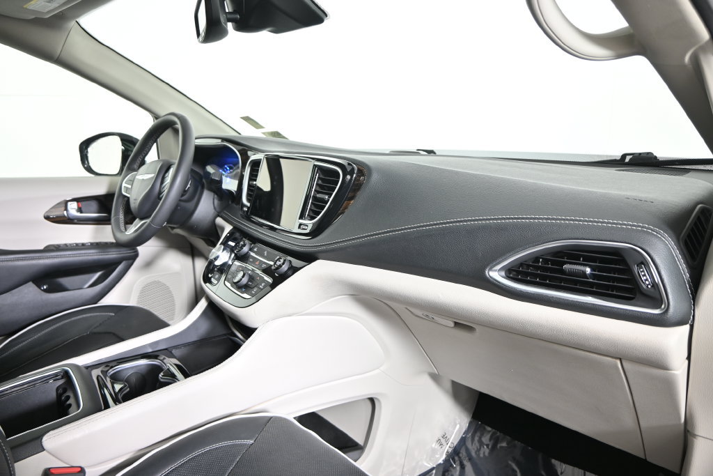 Used 2023 Chrysler Pacifica Limited FWD image 14