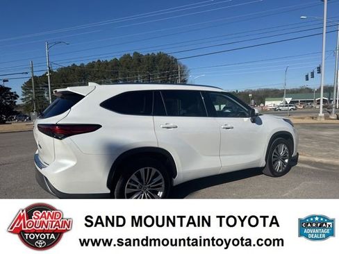 Used 2022 Toyota Highlander Platinum image 3