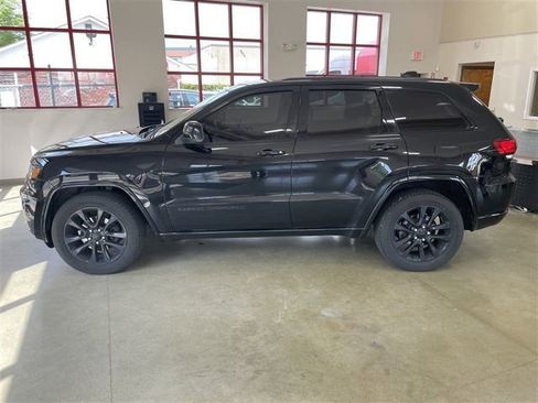 Used 2017 Jeep Grand Cherokee Altitude AWD/4WD image 4