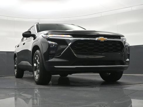 Used 2025 Chevrolet Trax LT FWD image 29