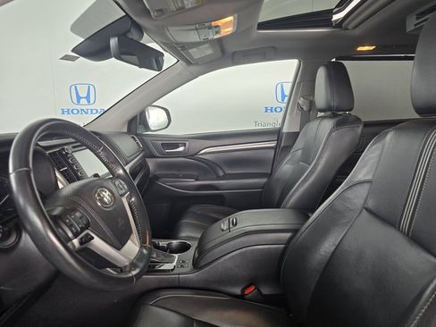 Used 2017 Toyota Highlander XLE image 11