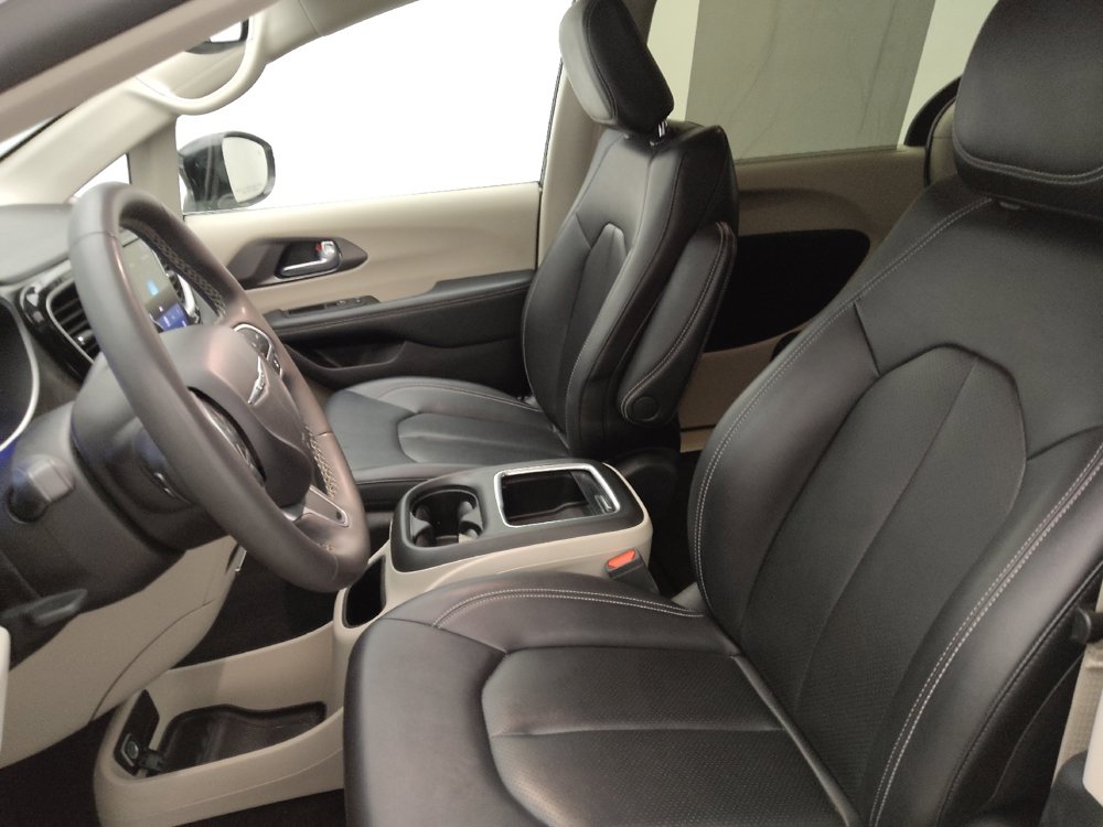 Used 2024 Chrysler Pacifica Touring-L FWD image 17