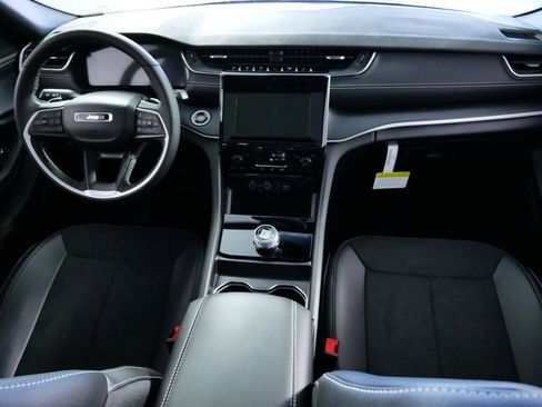 Used 2024 Jeep Grand Cherokee Altitude image 6