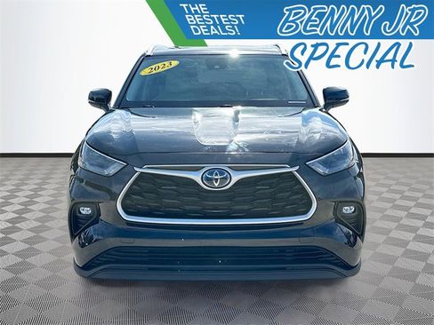 Used 2023 Toyota Highlander XLE image 2