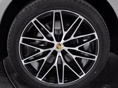 Certified 2025 Porsche Macan image 11