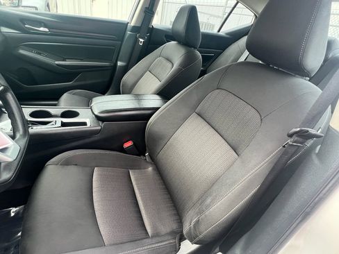 Used 2025 Nissan Altima 2.5 SV FWD image 14