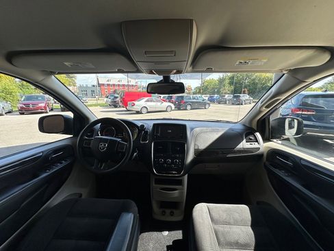 Used 2018 Dodge Grand Caravan SE w/ UConnect Hands-Free Group image 20