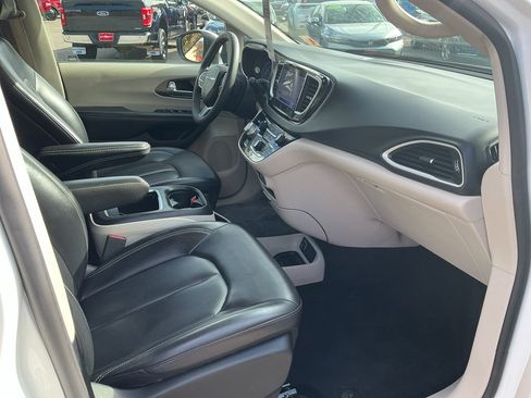 Used 2023 Chrysler Pacifica Touring-L FWD image 13