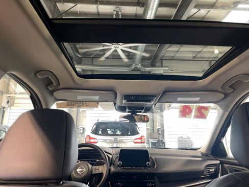 Used 2024 Nissan Rogue SV w/ SV Premium Package image 18