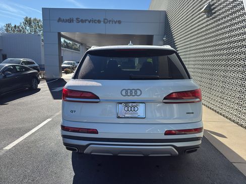 Used 2025 Audi Q7 Premium w/ Convenience Package image 4