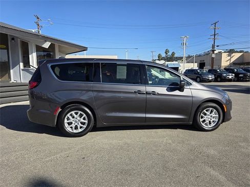 Used 2020 Chrysler Pacifica Touring image 3