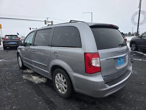 Used 2016 Chrysler Town & Country Touring image 5