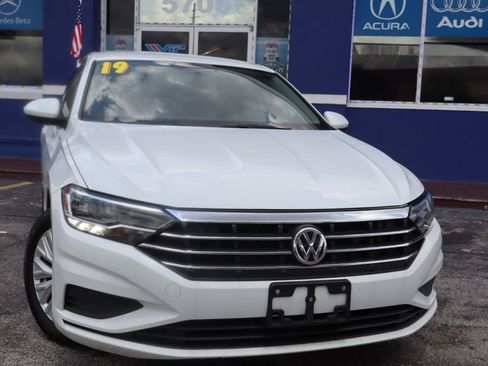 Used 2019 Volkswagen Jetta SE FWD image 2
