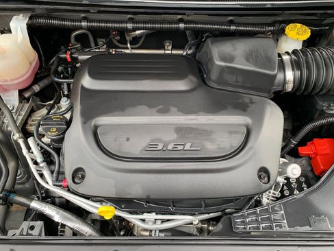 Used 2025 Chrysler Pacifica Limited image 36