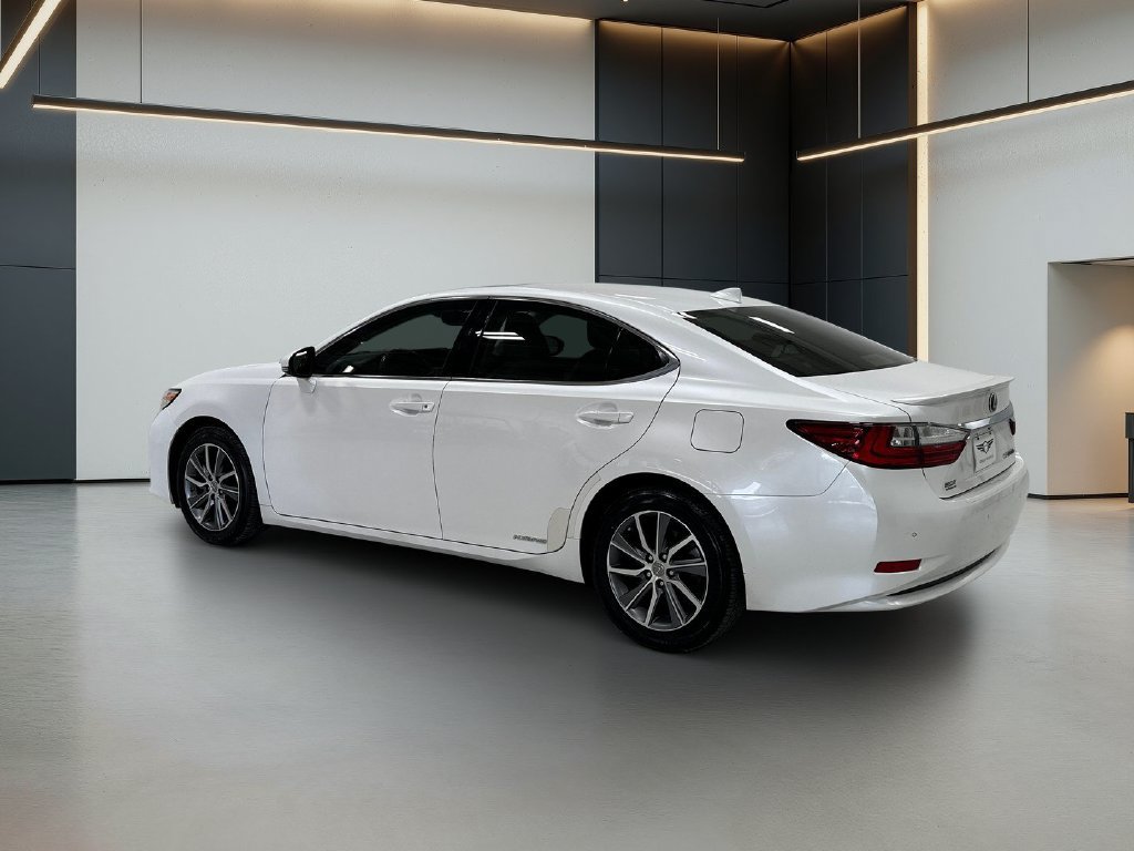 Used 2016 Lexus ES 300h w/ Luxury Package w/Wood Trim FWD image 3