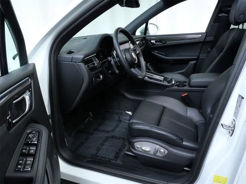Used 2025 Porsche Macan image 11