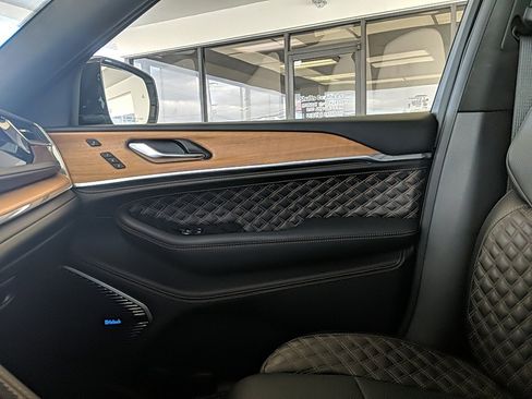 Used 2025 Jeep Grand Cherokee Summit image 31