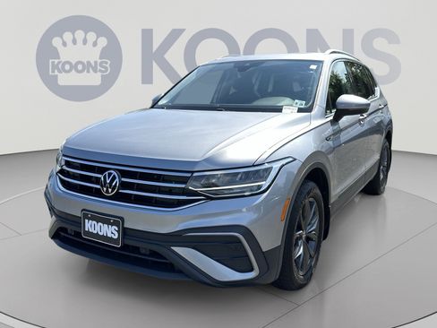Used 2023 Volkswagen Tiguan SE w/ Panoramic Sunroof Package FWD image 1