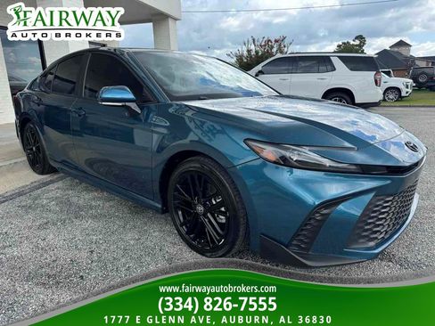 Used 2025 Toyota Camry SE FWD image 4