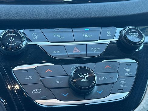 Used 2023 Chrysler Pacifica Touring-L FWD image 21