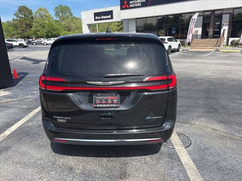 Used 2023 Chrysler Pacifica Touring-L FWD image 6