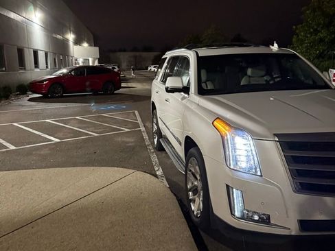 Used 2016 Cadillac Escalade Luxury image 5