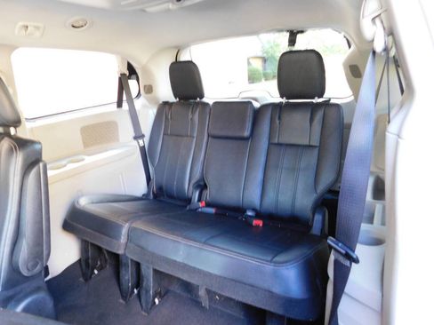 Used 2014 Chrysler Town & Country Touring image 17
