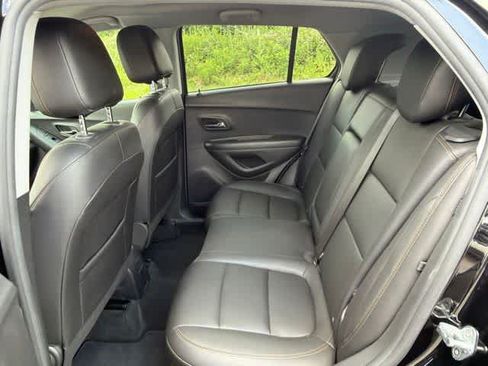 Used 2022 Chevrolet Trax LT w/ Premium Seat Package AWD/4WD image 16