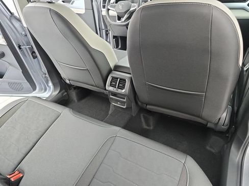 Certified 2025 Volkswagen Taos SE FWD image 11
