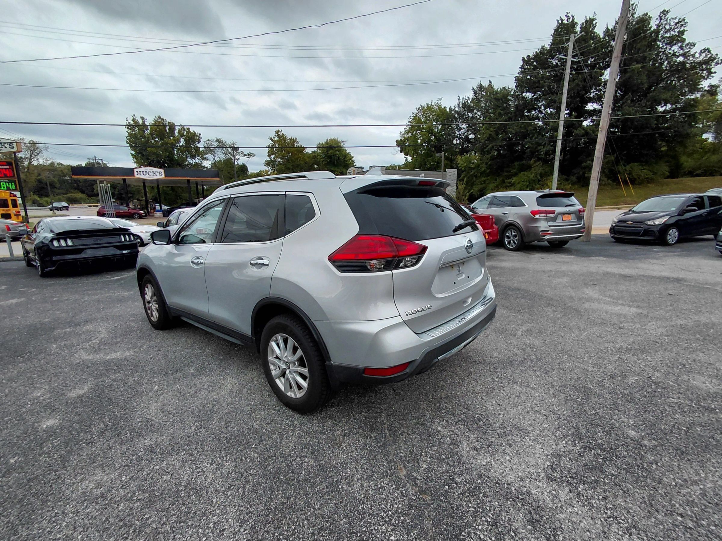 Used 2017 Nissan Rogue SV AWD/4WD image 3