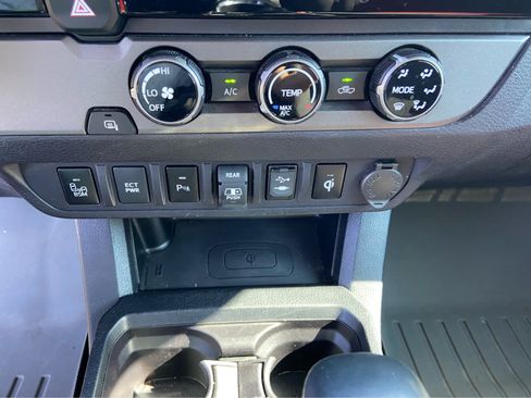 Used 2018 Toyota Tacoma TRD Sport w/ Technology Package RWD image 24