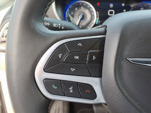 Used 2023 Chrysler Pacifica Touring-L image 14