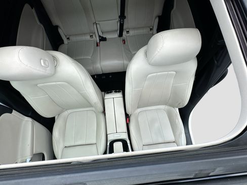 Used 2020 Mercedes-Benz GLB 250 4MATIC w/ Premium Package image 14