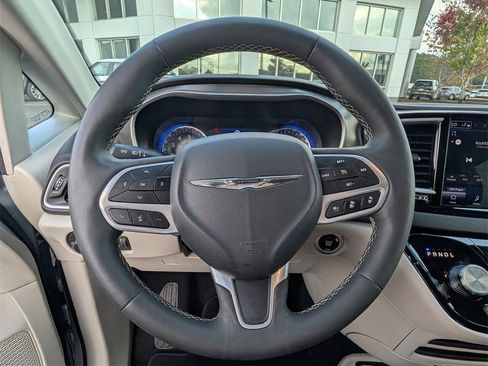 Used 2024 Chrysler Pacifica Touring-L image 10