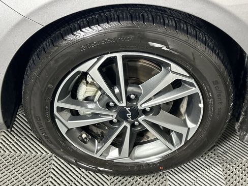 Used 2024 Kia Forte LXS image 9