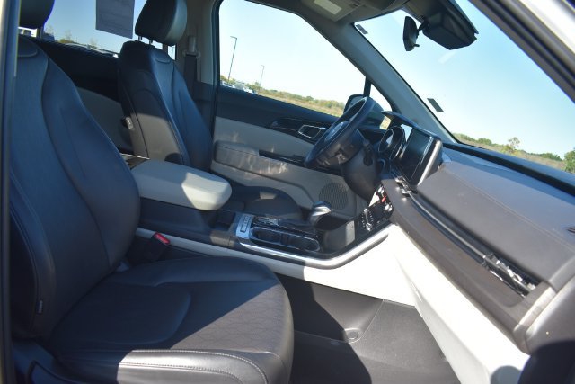 Used 2024 Kia Carnival EX FWD image 12