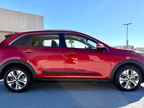 Used 2022 Kia Niro EX image 12