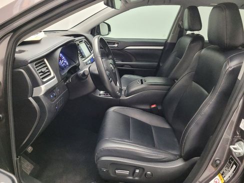 Used 2019 Toyota Highlander XLE image 17