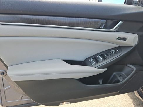 Used 2018 Honda Accord Touring image 9