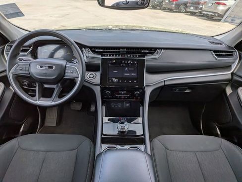 Used 2023 Jeep Grand Cherokee L Laredo image 15