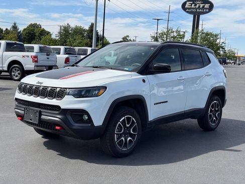 Used 2024 Jeep Compass Trailhawk w/ Trailhawk Convenience Group AWD/4WD image 3