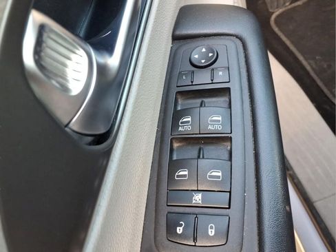 Used 2023 Chrysler Pacifica Touring-L FWD image 18