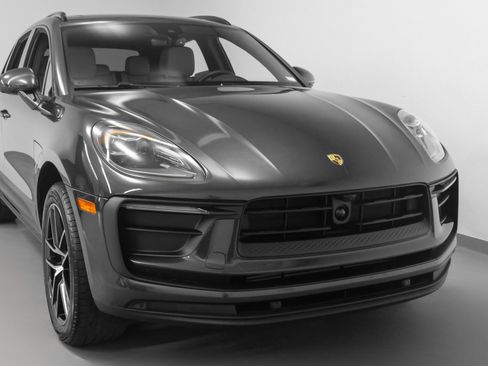 Used 2025 Porsche Macan image 9
