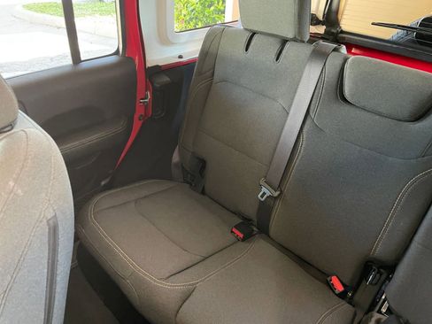 Used 2025 Jeep Wrangler Sahara image 38