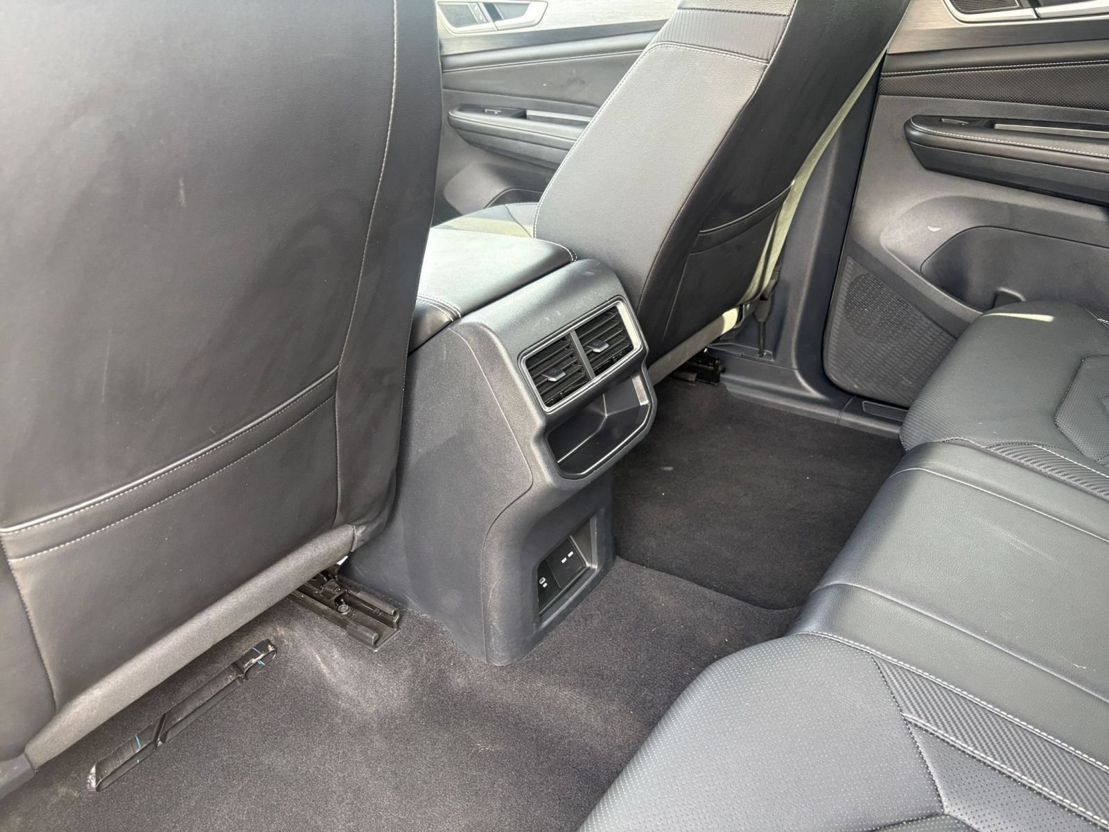 Used 2025 Volkswagen Atlas Cross Sport SE AWD/4WD image 25